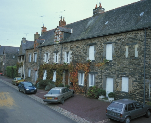 Vue de situation ; maison au centre sur l'image ; Vue de situation ; maison à gauche ; Vue de situation sud ouest ; maison à droite sur l'image