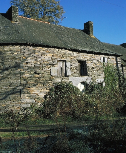 Vue générale sud ; Bosné : logis de ferme du 17e siècle, remanié