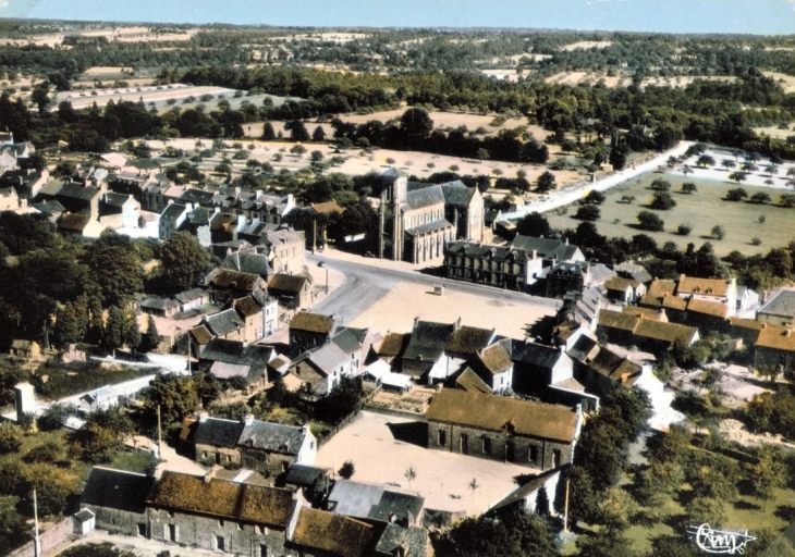 Carte postale du milieu du 20e siècle présentant une vue aérienne du bourg depuis le nord ; Vue aérienne du bourg de Sixt au milieu du 20e siècle