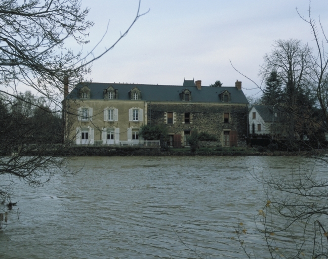 Vue générale est ; ouvrage à droite sur l'image ; Vue générale est ; logis à gauche sur l'image