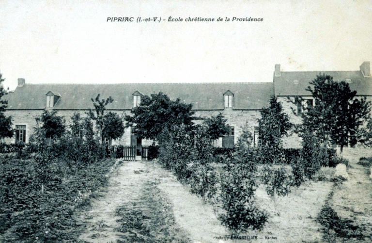L'école, façade des bâtiments côté jardin, sur une carte postale au début du XXe siècle