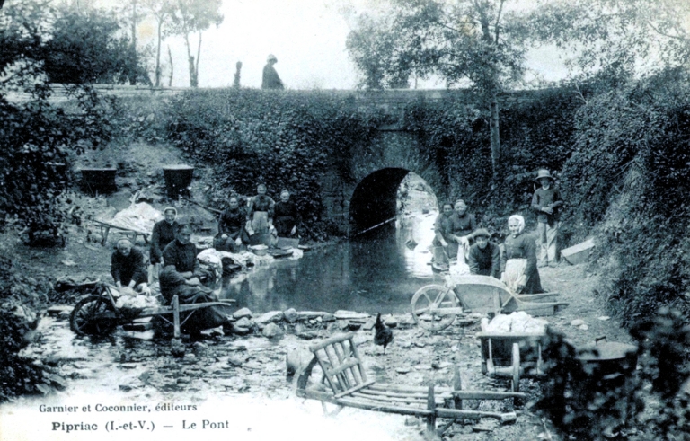 Le pont de la route de Guipry sur une carte postale au début du XXe siècle : vue générale sud ; Route de Guipry, lavoir au pied du pont enjambant le Ruisseau du Fougeray sur une carte postale au début du XXe siècle