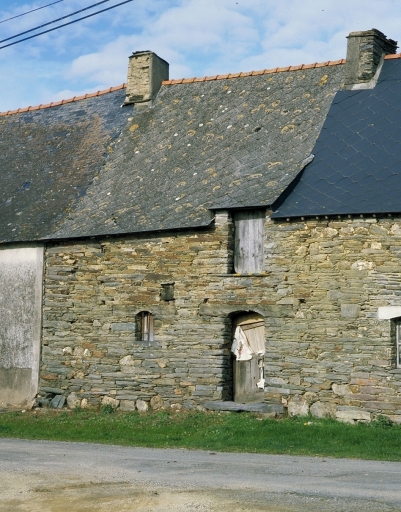 Vue générale sud ; La Hougrais : maison élémentaire construite autour de 1800