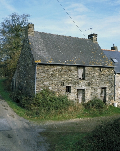 Vue générale sud-ouest ; Le Sévéroué : logis de ferme à fonctions combinées du 18e siècle
