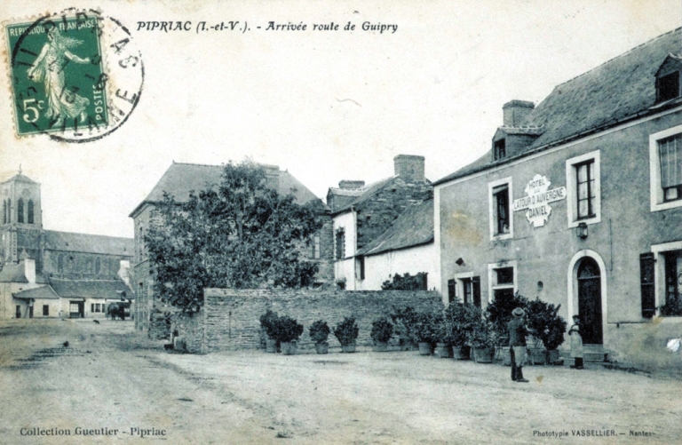 L'auberge de La Tour d'Auvergne sur une carte postale au début du XXe siècle : vue partielle sud-ouest ; Route de Guipry, l'hôtel de La Tour d'Auvergne sur une carte postale au début du XXe siècle