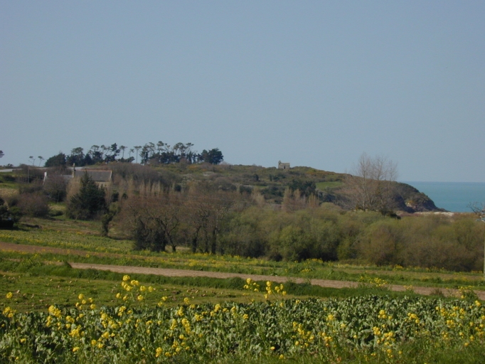 Vue de situation depuis le sud ; à gauche de l'image, on distingue Notre-Dame-du-Verger ; Vue de situation : le corps de garde des Daules et la chapelle Notre-Dame-du-Verger à l'ouest de la plage du Verger