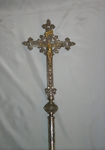 Ensemble de 2 croix de procession &amp; leur hampe