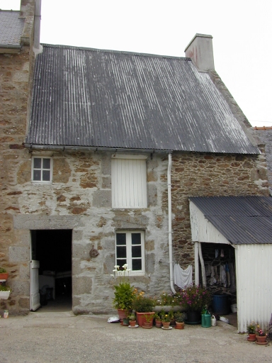 Vue sud de l'ancien logis daté 1807 ; Vue générale sud ; 1 rue de la Ville Rucette : logis daté 1807