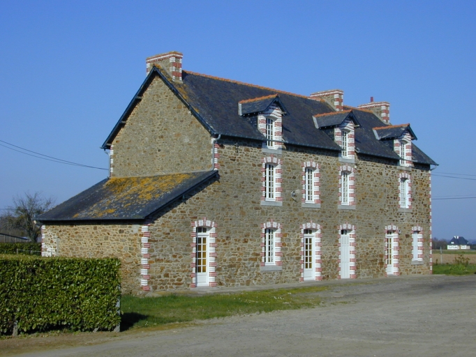 Vue générale sud ; Vue générale du logis de ferme