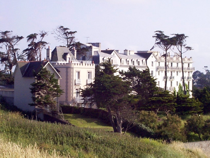 Vue de situation nord ; maison à gauche sur l'image