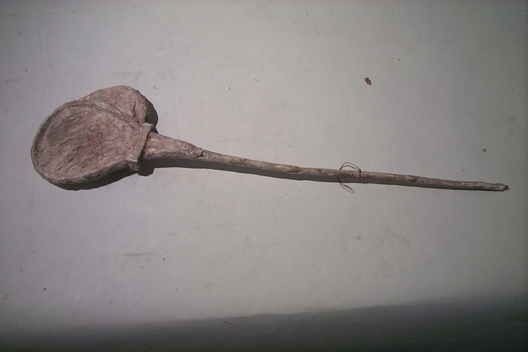 Epuisette, accessoire d'une sculpture d'Armel ou de Zannic Beaufils : vue générale