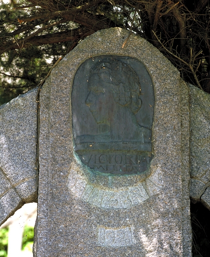 Détail : la plaque de bronze