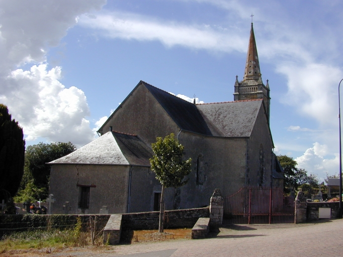 Vue générale est de l'église avec son enclos