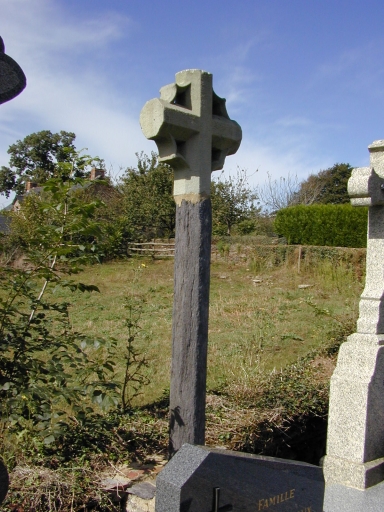 La croix de cimetière ; le fût est en schiste pourpre, la croix est en grès ; Vue générale est ; Croix de cimetière