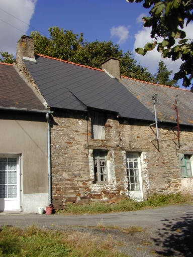 Vue générale sud ; La Roche : maison élémentaire à une pièce construite au 18e siècle