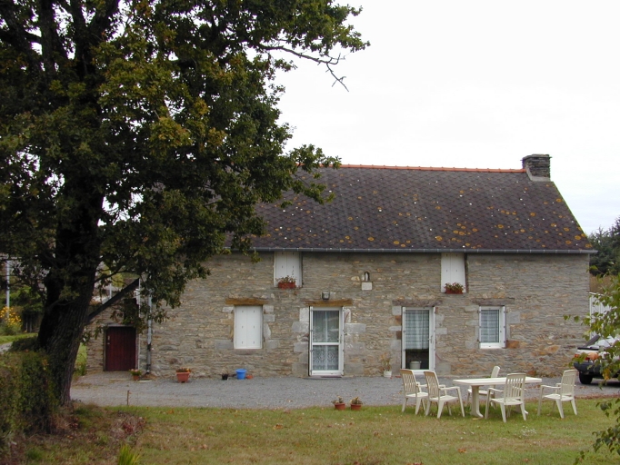 Vue générale sud ; Gominé : maison à deux pièces chauffées juxtaposées construit en 1865