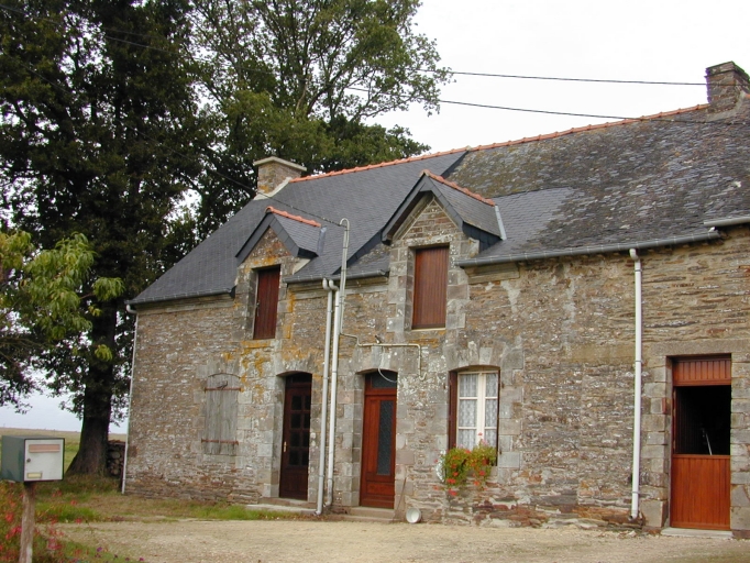 Vue générale sud ; Gominé : maison à deux pièces chauffées juxtaposées construite en 1900