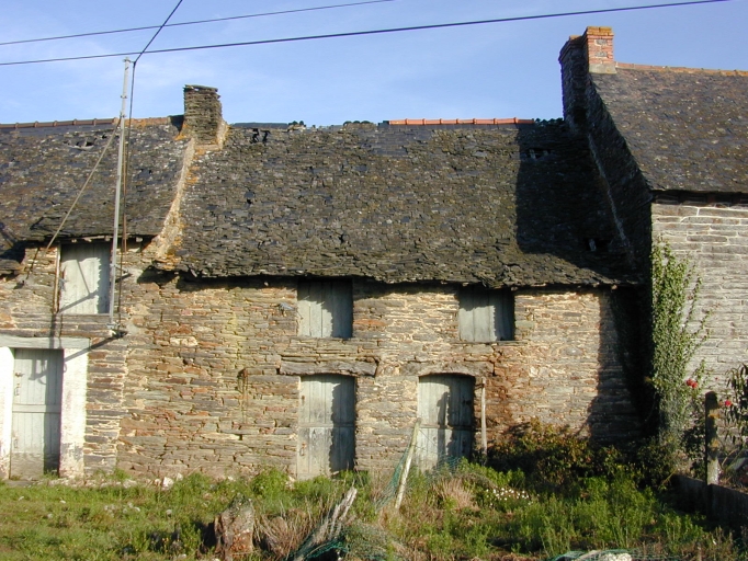 Vue générale sud ; La Houle : maion à deux pièces chauffées juxtaposées construite au 18e siècle