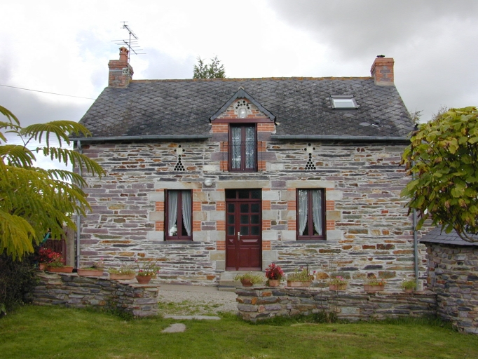 Vue générale sud ; La Manchonnais : maison élémentaire à deux pièces construite en 1900 ; noter le décor en 'cul de bouteille'