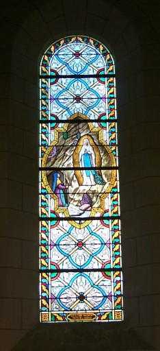 Verrière de la baie 3 : apparition de Notre-Dame de Lourdes
