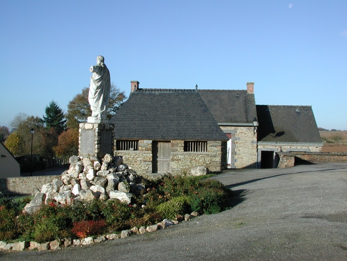 Vue de situation est ; Ossuaire, vue de situation est ; Ossuaire et monument aux morts