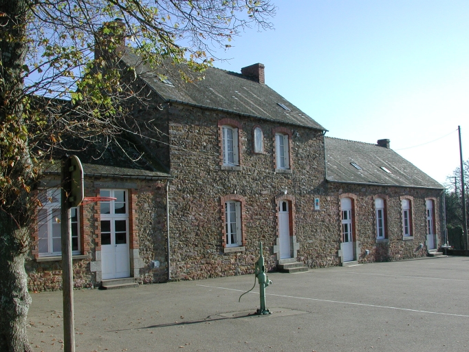 Vue générale ouest ; Ecole au nord-est du bourg