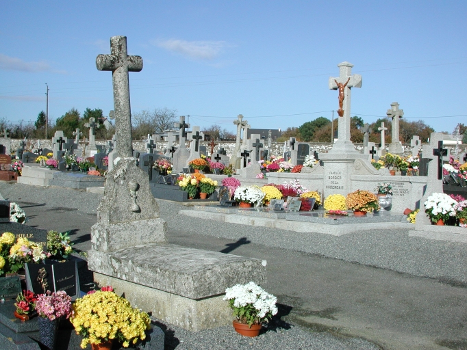 Vue générale ; tombe de prêtre au premier plan