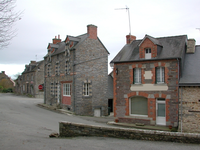 Maisons à ancienne vocation commerciale ; Vue de situation nord ouest ; maison au centre de l'image ; Vue de situation nord ouest ; maison à droite sur l'image ; Au bourg, anciennes maisons commerciales