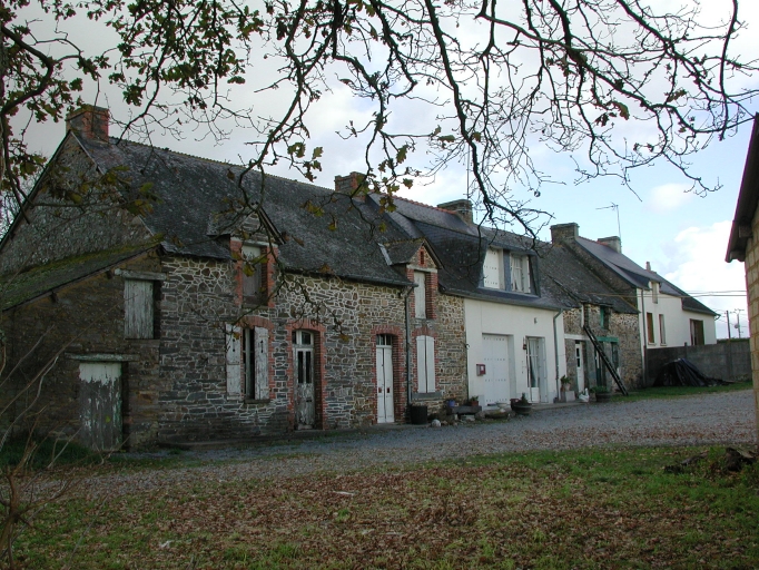 Maison double à gauche sur l'image ; Vue générale sud ouest