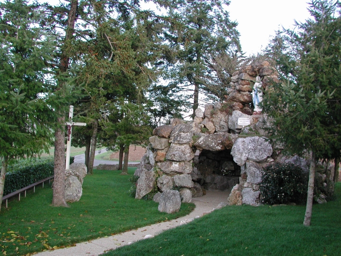 Vue générale sud ; La grotte de Fréval