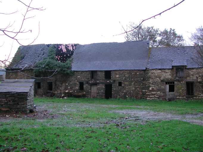 Vue générale sud ; grand logis au centre de l'image ; Vue de situation sud