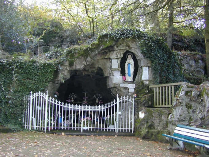 Vue générale nord ; Le Grotte de Notre-Dame de Lourdes au sud du bourg