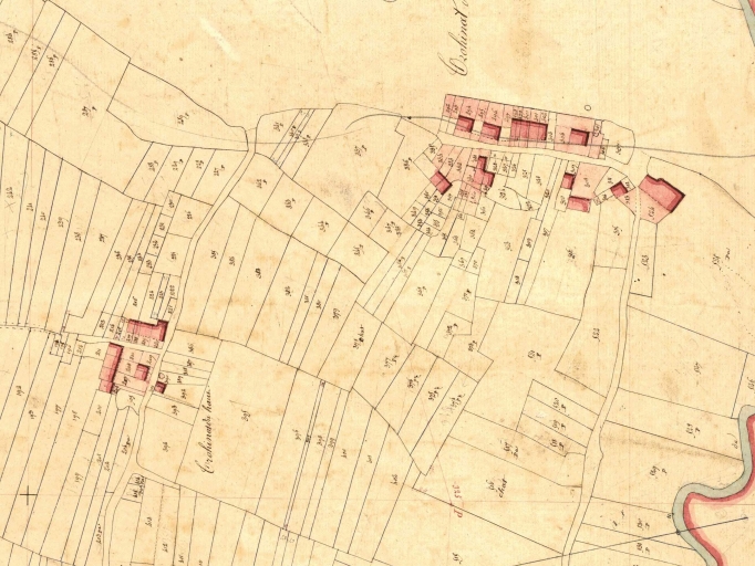 Le cadastre napoléonien présente un état du hameau en 1831 ; Vue de situation sur le cadastre de 1831 ; alignement en bas à gauche de l'image ; Vue de situation sur le cadastre de 1831 ; alignement en bas à gauche de l'image ; Vue de situation sur le cadastre de 1831 ; alignement en haut de l'image ; Trohinat en 1831 ; l'écart a beaucoup souffert d'un incendie dans les années 1970