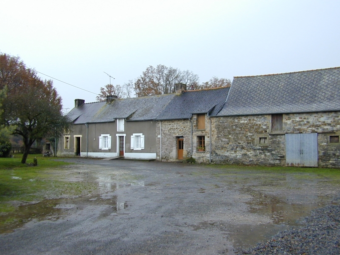 Vue générale nord de l'alignement formant aujourd'hui la ferme de la Chesnaie