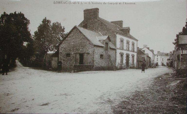 A droite, la rue de Rennes au début du 20e siècle ; La ferme au début du 20e siècle ; Carte postale, la rue de Rennes et la rue Chateaubriand