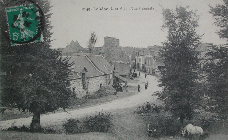 La rue de Rennes au début du 20e siècle ; Vue de situation au début du 20e siècle ; Carte postale, le bourg au début du 20e siècle vu depuis la Butte Saint-Sauveur