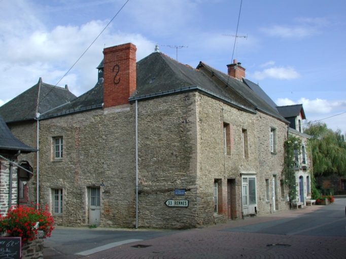 Vue de situation sud ouest ; maison à l'extrème droite ; Vue générale ouest ; maison au premier plan ; Maisons à l'ouest de l'église