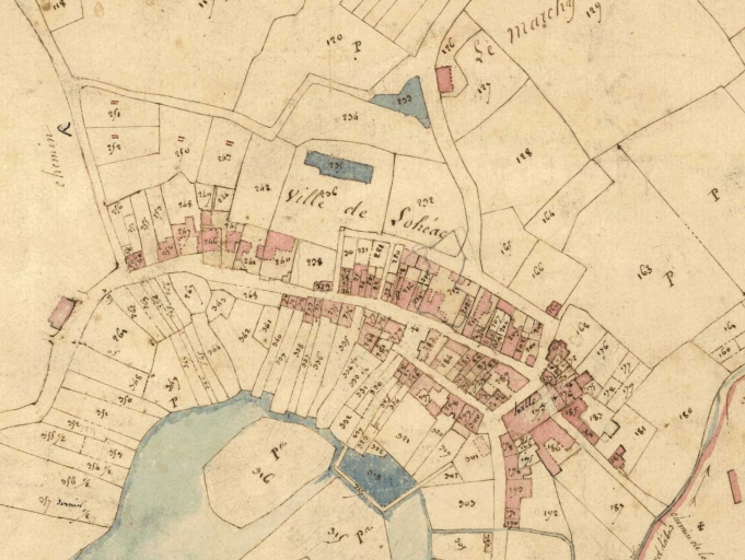 Plan de situation sur le cadastre de 1830 ; parcelle 240 ; La 'ville' sur le cadastre 'napoléonien' ; La rue dessine sur le cadastre 'napoléonien' une courbe ouest-est suivant le périmètre des mottes castrales ; Le bourg sur le cadastre 'napoléonien' : structure en 'village-rue'