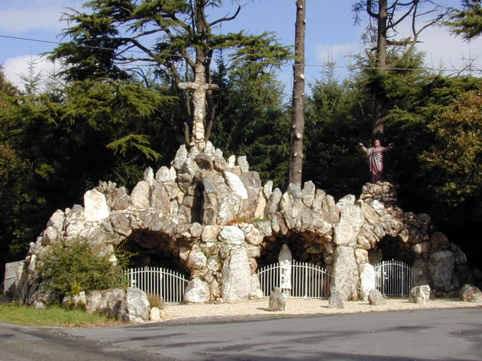 Vue générale nord ; Grotte de Lourdes : remploi de mégalithes