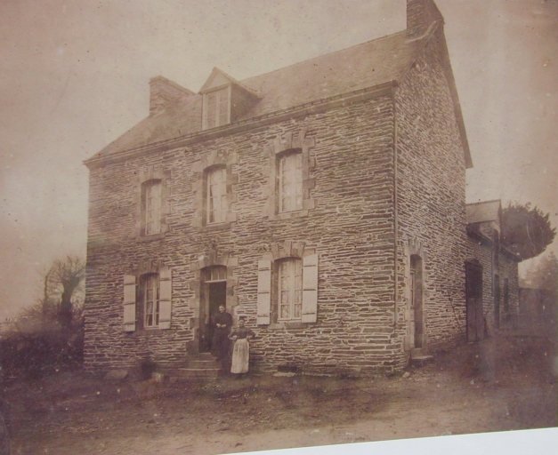 L'ancienne boucherie du bourg ; Photographie ancienne : vue générale de la maison et ses dépendances