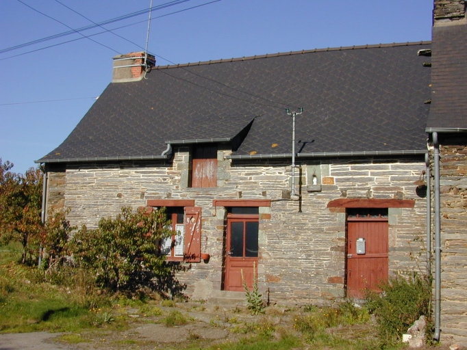 Vue générale sud ; Le Bois Gévry : logis à deux foyers juxtaposés datant du 19e siècle