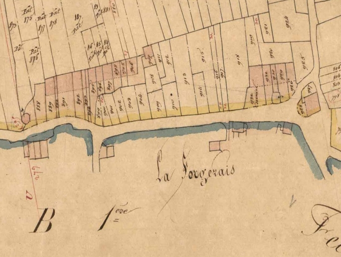 Vue de situation sur le cadastre de 1831 : maison dans l'alignement à droite de l'image ; Vue de situation sur le cadastre de 1831 : alignement à gauche ; Extrait du cadastre de 1831 : la Forgerais, partie nord ; La Forgerais : alignement de logis anciens