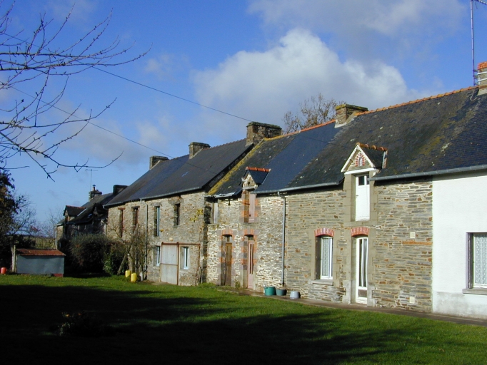 Vue générale sud : maison au centre de l'image ; Vue générale sud-est ; Vue générale sud : maison à droite de l'image
