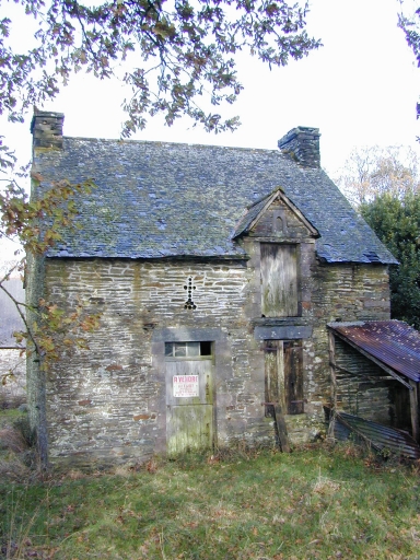 Vue générale sud ; La Ville Dapé : logis de ferme daté 1907