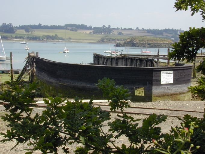 Vue sud de la cale sèche ; La cale sèche de l'ancien chantier Lemarchand en cours de réhabilitation ; La Landriais : la cale sèche de l'ancien chantier Lemarchand construite en 1908