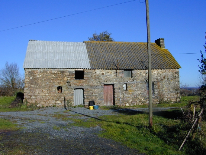 Edifice à droite sur l'image, façade antérieure : vue générale sud ; Edifice à gauche sur l'image, façade antérieure : vue générale sud