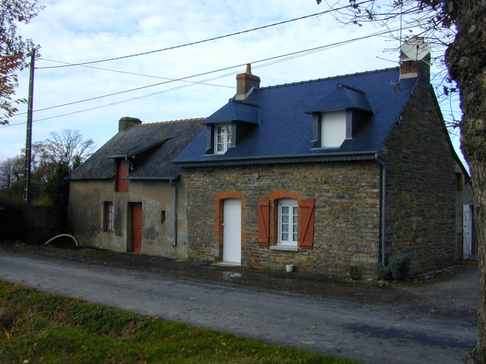 Edifice au second plan sur l'image : vue de situation sud-est ; Maison au premier plan sur l'image : vue générale sud-est