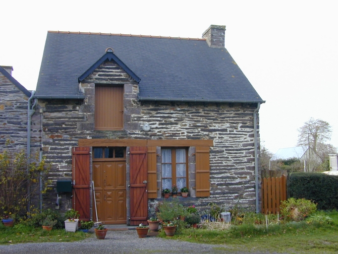 Façade antérieure sur rue : vue générale est