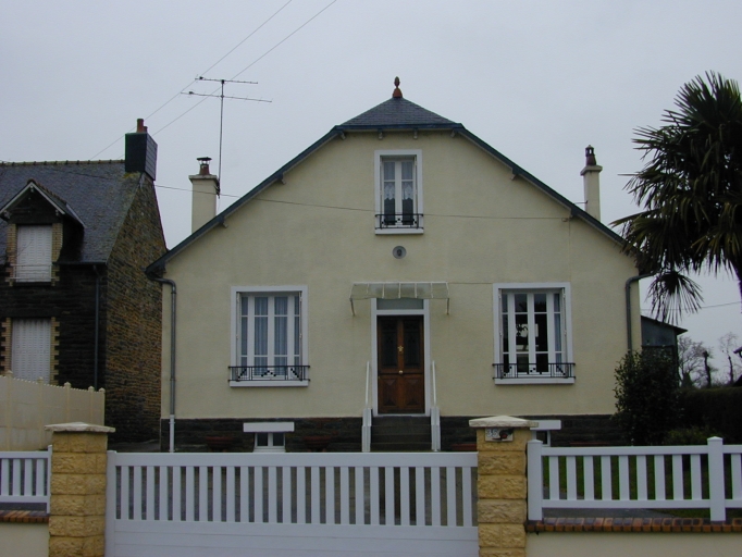 Façade antérieure : vue générale est