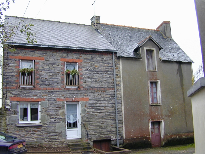 Maison à droite sur l'image : vue générale nord-est ; Maison à gauche sur l'image, façade antérieure  : vue générale nord